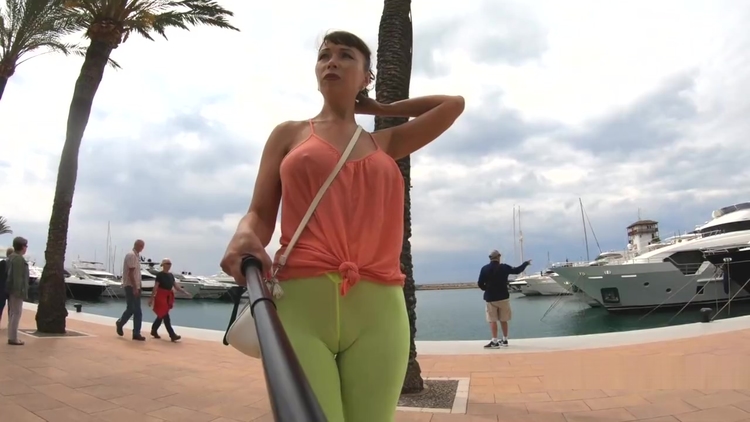 Camel-toe flashing in public_main_thumbnail