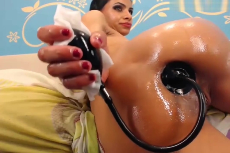 Milf is extending her ass hole_main_thumbnail