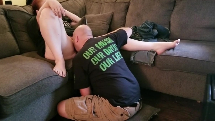 Ugly Slut Spreads Her Legs (PT.1)_main_thumbnail