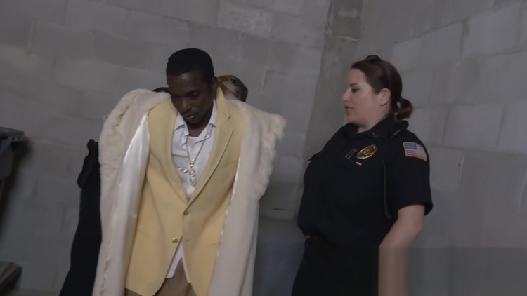 Stupid pimp gets caught smacking chick by horny milf cops_main_thumbnail