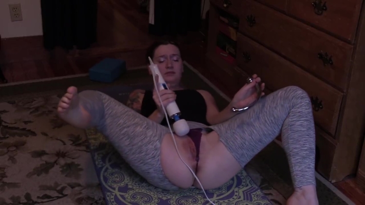 Yoga MILF Masturbates and Squirts for You_main_thumbnail
