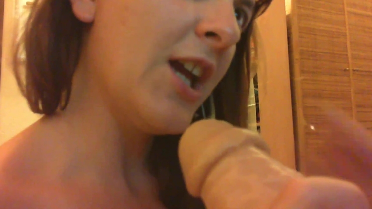 Una giovane ragazza si toglie il suo bikini e si masturba con un grosso cazzo di gomma_main_thumbnail