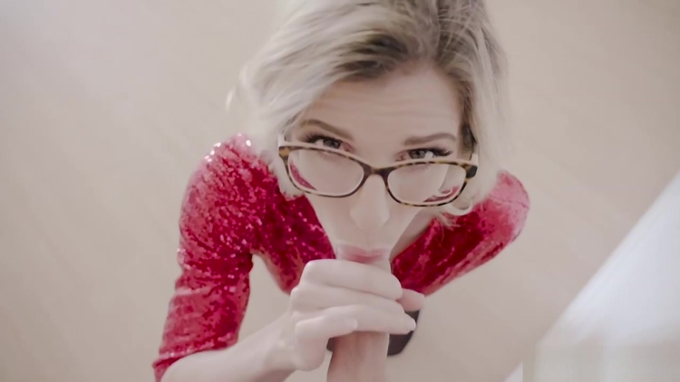 Lucky stepson gets a MILF blowjob for Christmas_main_thumbnail