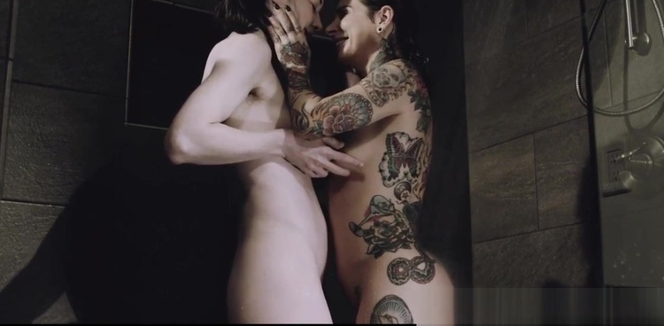 Tatted milf les showers and makes out_main_thumbnail