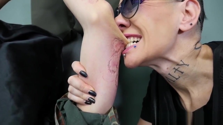 Commando Mistress Bites Hard_main_thumbnail