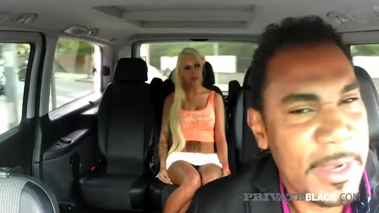 Julie Hunter In Slutty Blonde Seduces Her Driver_main_thumbnail