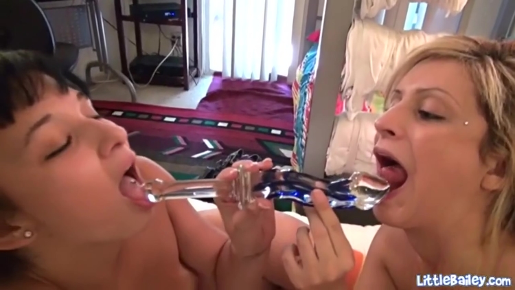 Kinky Lesbian teens 18+ Fucking Double Ended Dildo_main_thumbnail