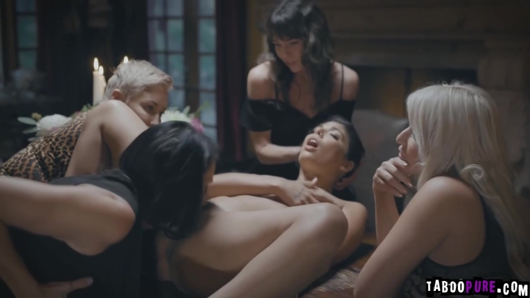 Reagans Guests Watches Her And Stepdaugter Gina As They_main_thumbnail