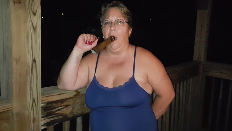 Huge Cigar Smoking_main_thumbnail