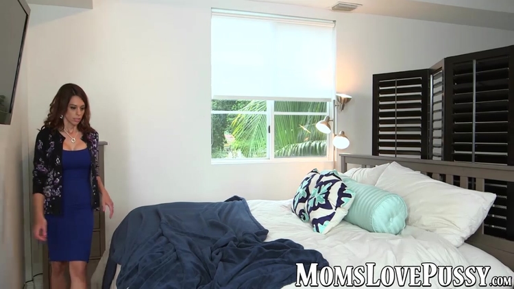 Step mom told her to take her yoga pants off and lick her cunt_main_thumbnail