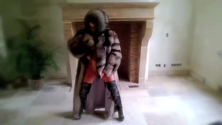 Full 1h vanessa in furs & heels and black toy milf_main_thumbnail