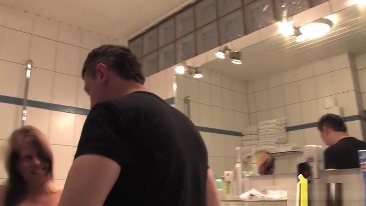 Young Couples In Bathroom_main_thumbnail