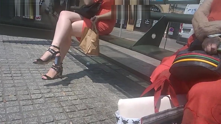 Sexy legs ... waiting for the bus_main_thumbnail