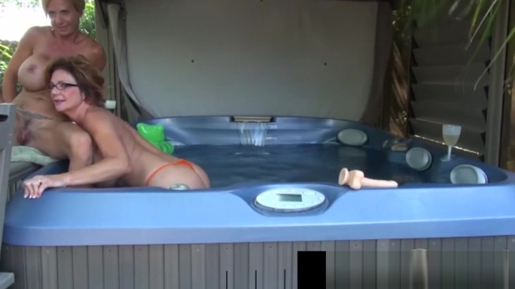 Cougars Deauxma & Brook Tyler Tongue Fuck & Cum!_main_thumbnail