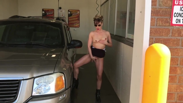 MILF GREAT ASS IN HEELS AS CARS DRIVE BY OUTDOOR CARWASH_main_thumbnail