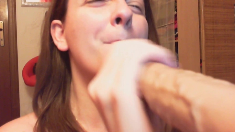 Nuovo fetish gioco con la tua mamma italiana: &egrave_ meglio una figa di gomma o la mia vagina vera? Cosa preferisci?_main_thumbnail