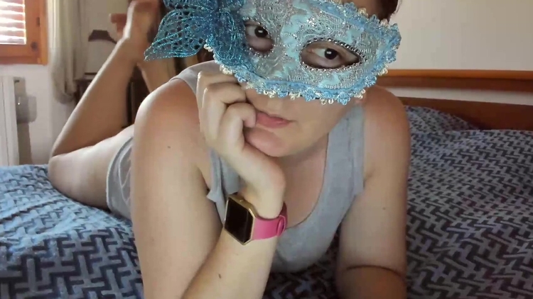 Dominato ed umiliato costretto a leccare i miei piedi sporchi ed a sniffare le mie potenti scoregge_main_thumbnail