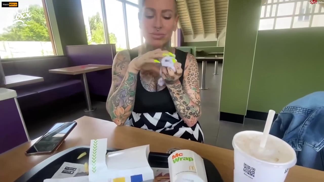 Ferngesteuert Im Fast Food Restaurant With Cat Coxx_main_thumbnail