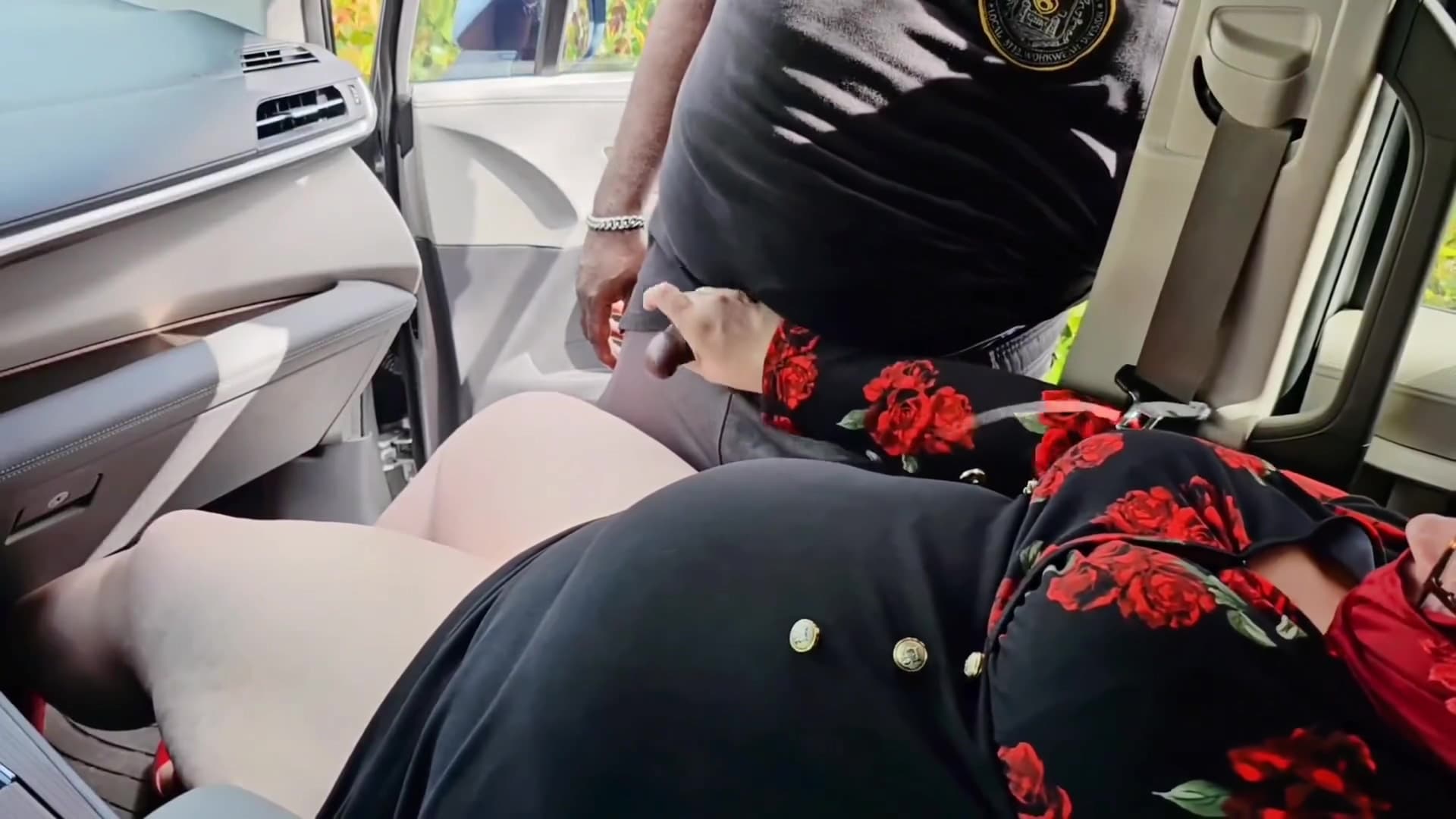 Hijab Muslim Woman Spread Big Pussy Lips Wide Open And Pissed In Public For Stranger_main_thumbnail