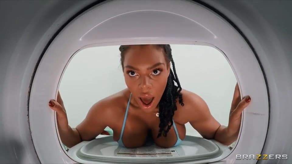 Ebony Appetizing Babe Halle Hayes Hot Porn Video_main_thumbnail