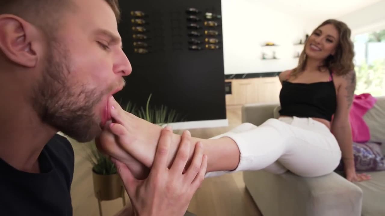 A Professional At Her Feet_main_thumbnail