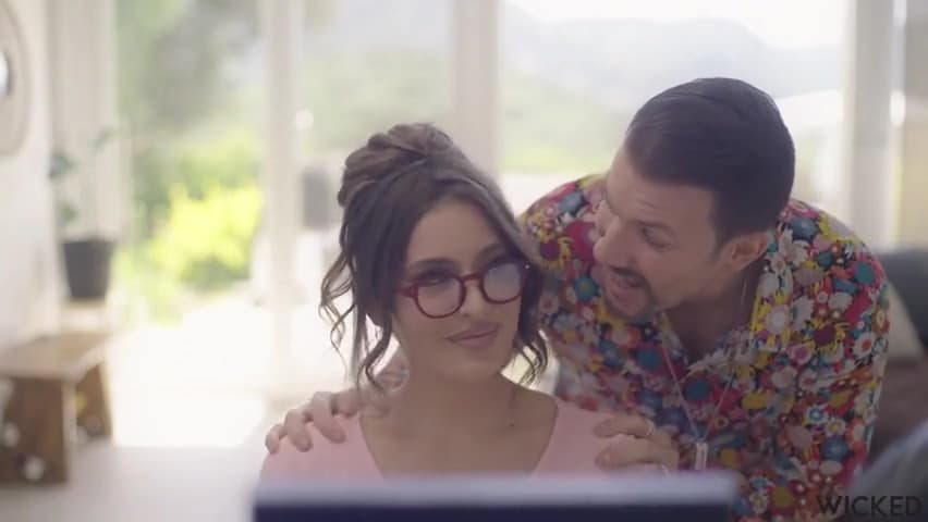 Ella Reese Clout_main_thumbnail