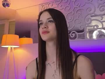 LuisaClover live cam