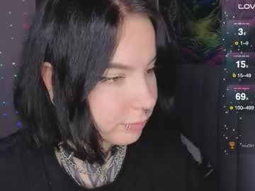 Vivi (´｡• ω •｡`) live cam