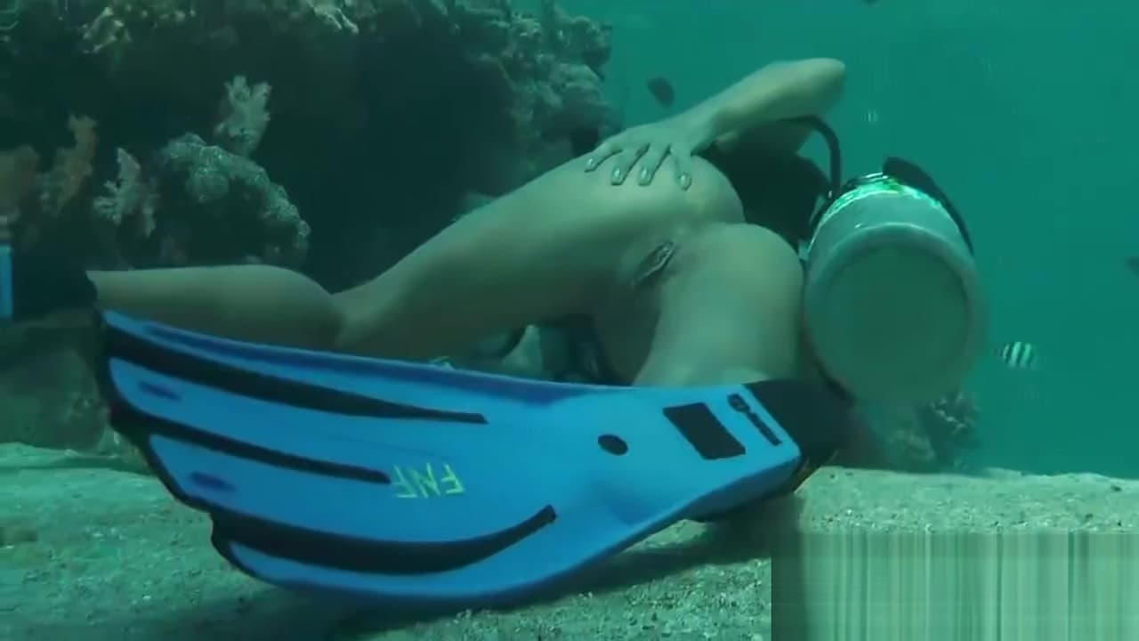 Exceptional centerfold is flaunting her opened yummy vulva in close up_main_thumbnail