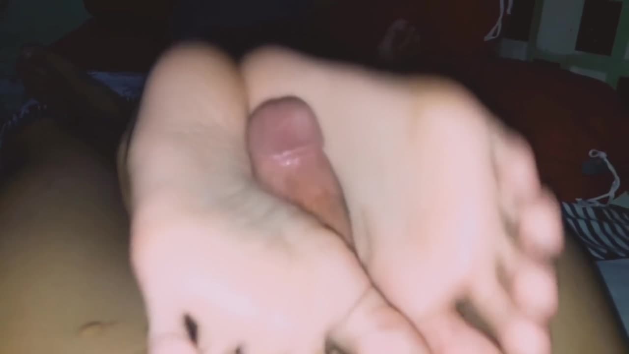 Red toe nails girl_main_thumbnail