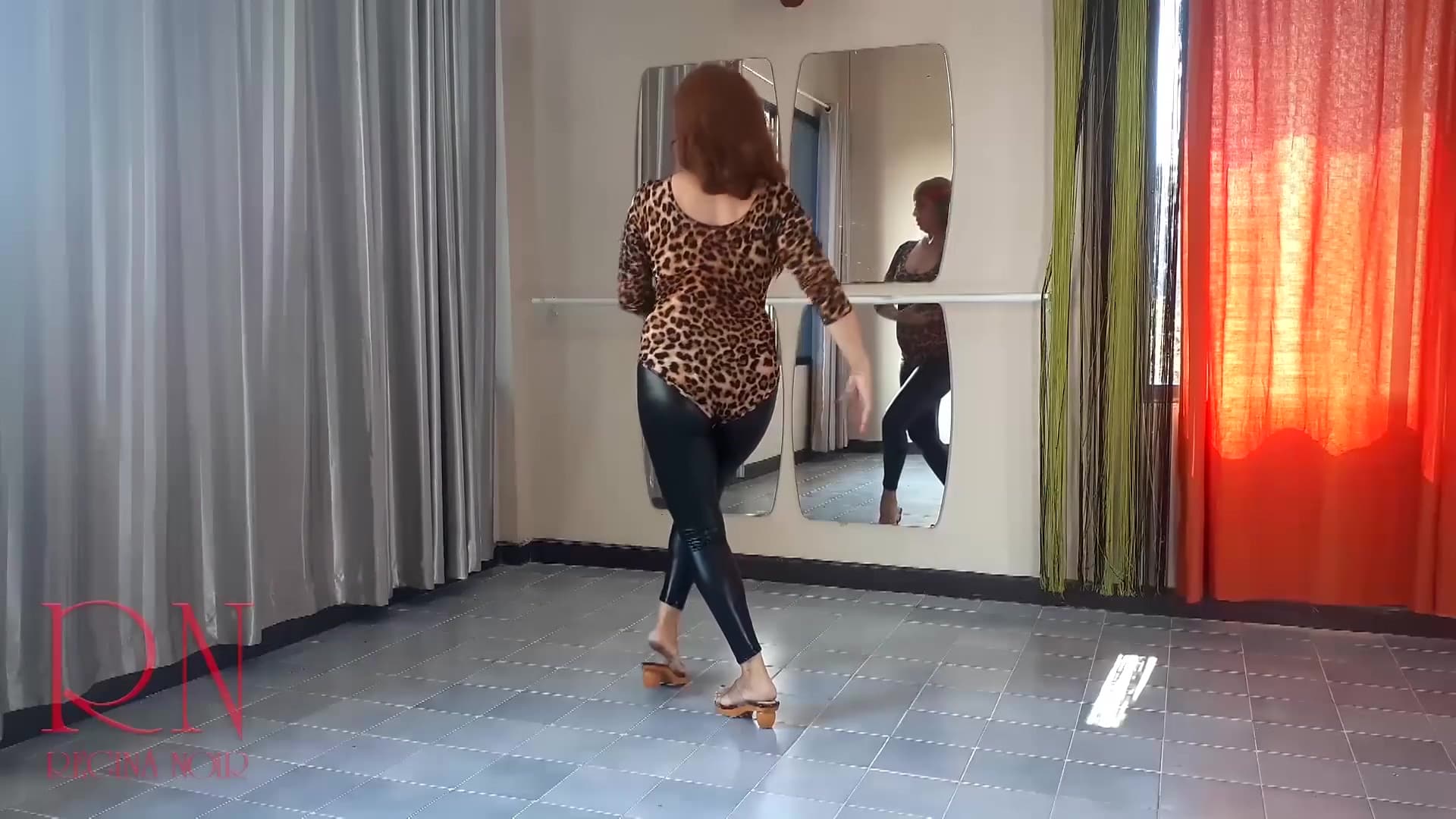 Regina Noir - Flamenco Hot Spanish Dance Dances In A Ballet Class. Guitar Music 2_main_thumbnail