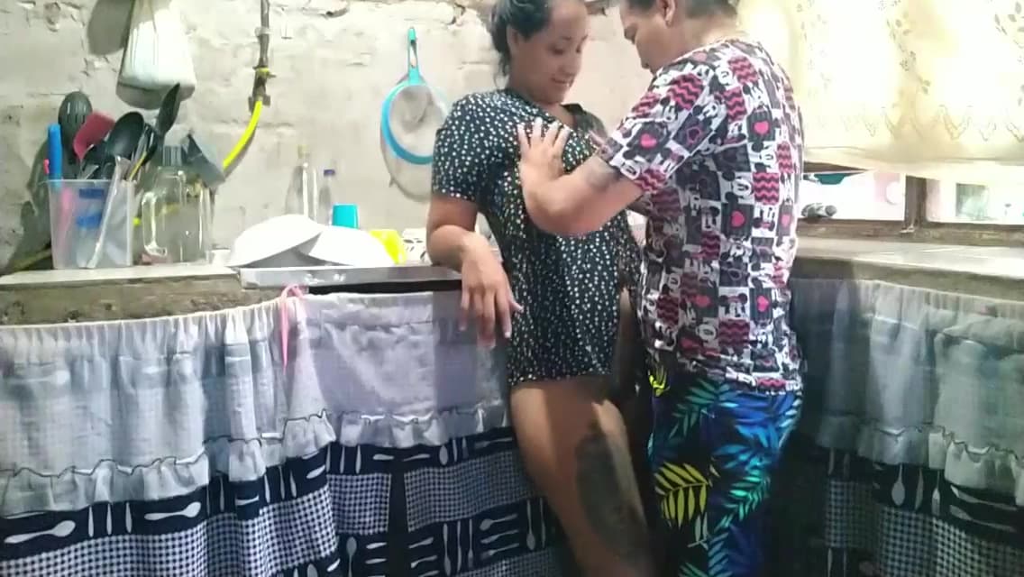 Latina Cachonda Engana A Su Esposo Con Su Propia Hermanastra, Teniendo Sexo En La Cocina 11 Min_main_thumbnail