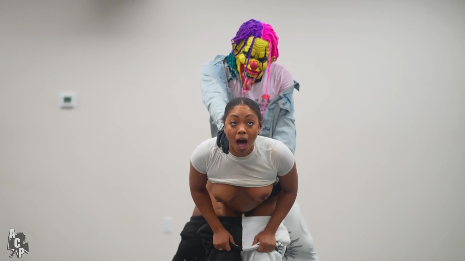 Cali Caliente In Et Gibby Le Clown Se Livrent A Un Concours D_main_thumbnail