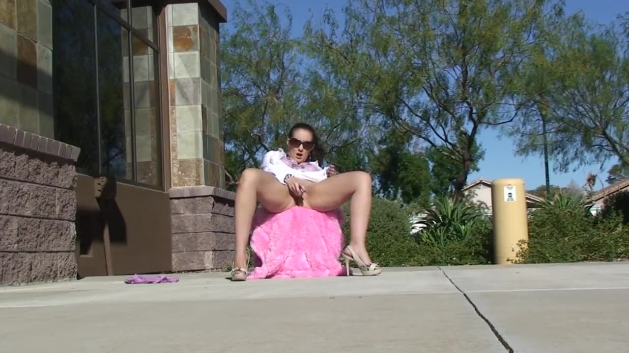 Jessica masturbates in public with a pink vibrator!_main_thumbnail