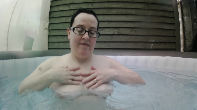 Raven Hair Milf Under Water Playing With Pussy And Big Tits_main_thumbnail